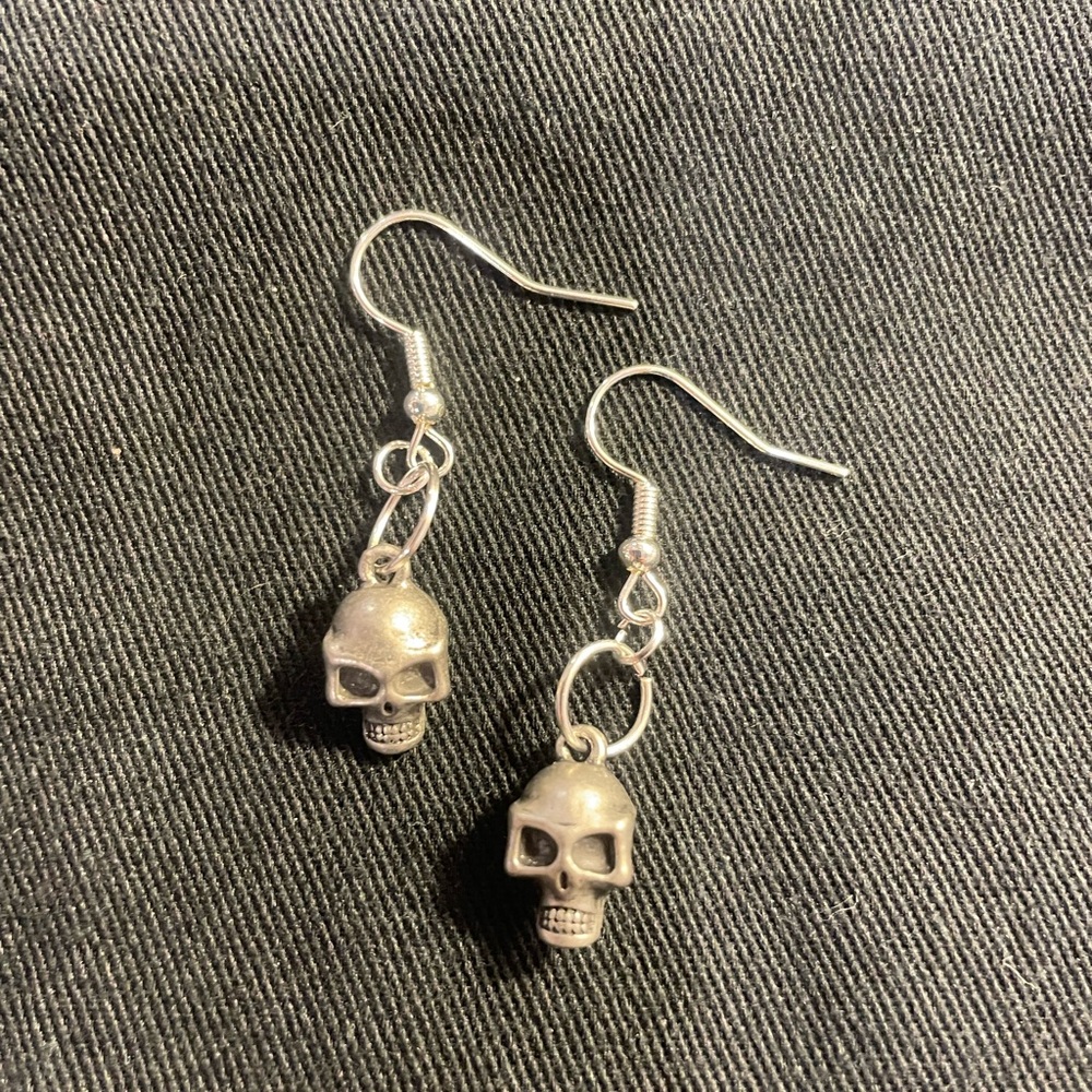 Edgy Silver Skull Earrings with Intricate Detailing